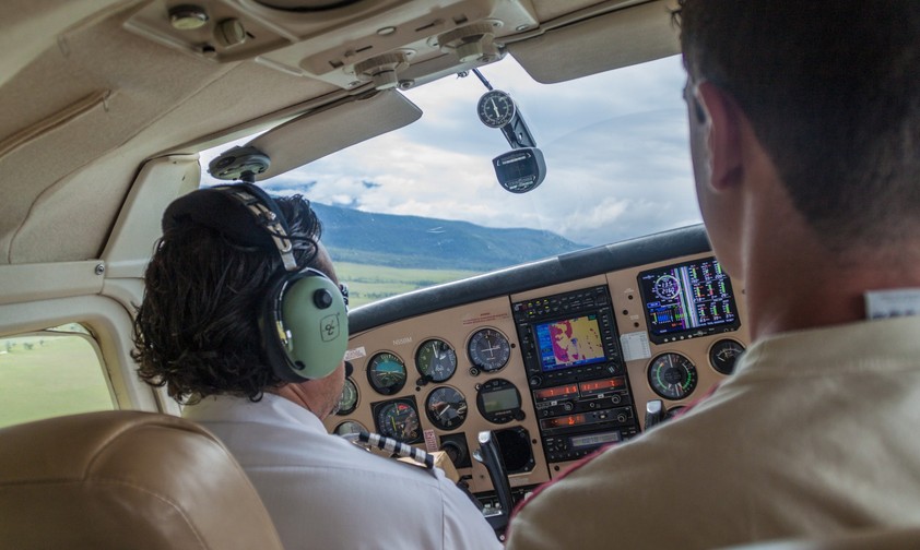 Zwei Personen in einem Kleinflugzeug: IOn den USA sollen mehr Flugschulen Prüfungen abnehmen dürfen.