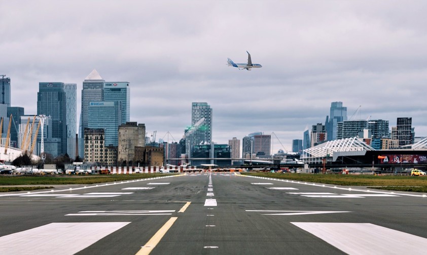 Airbus A320 Neo und der Flughafen London City (Montage): Werden Landungen ab 2027 erlaubt, oder nicht?