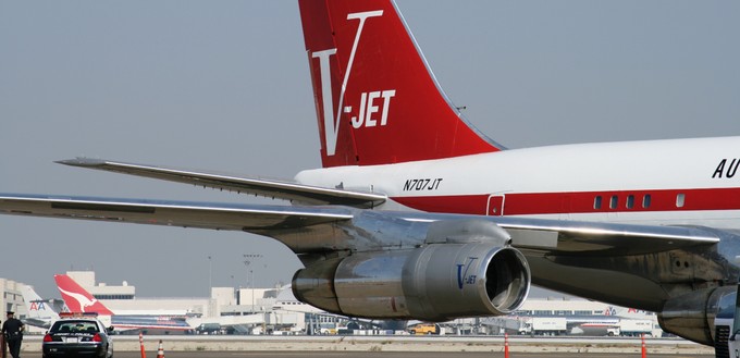Wer bis vor einigen Jahren eine Boeing 707 mit historischer Qantas-Lackierung und dem Kennzeichen N707JT sah, konnte schon an den Buchstaben JT ablesen: Es ist der Privatjet von John Travolta. Mittlerweile hat der Schauspieler das Flugzeug allerdings einem Museum gespendet. Leser Tobias Vogt erinnerte uns daran.