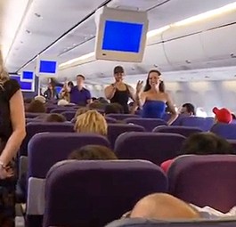 Flashmob an Bord: Plötzlich tanzen die Passagiere.