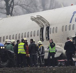 Bilder der Unfallstelle: Der Jet zerbrach beim Aufprall in zwei Teile.