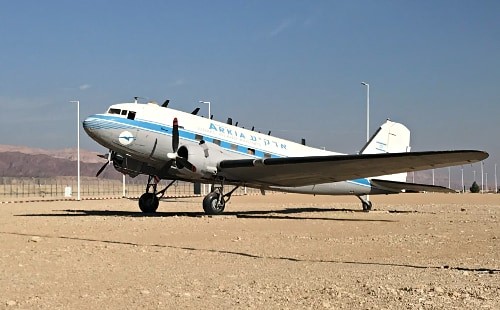 Diese betagte DC-3 wurde vom alten Stadtflughafen nach Ramon transportiert.