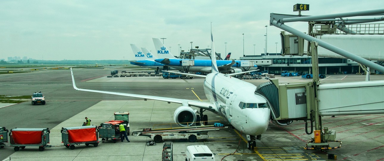 Boeing 737 von El Al am Flughafen Amsterdam: Der Zoll kontrolliert Reisende auf Waren aus von Israel besetzten gebieten.
