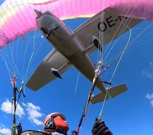 Der Moment vor dem Absturz: Die Cessna kollidiert mit dem Gleitschirm.