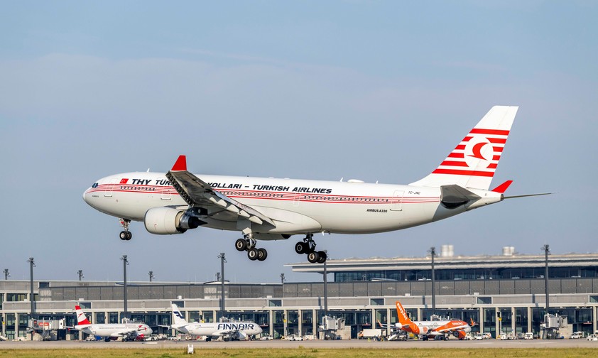 Ein Airbus A330-200 von Turkish Airlines landet am Flughafen BER: Turkish Airlines setzt am meisten Langstreckenflugzeuge innerhalb Europas ein.