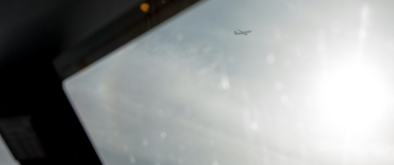 Blick aus dem Cockpit: Fliegen ist ein Traumberuf für viele, aber die Bedingungen sind nicht überall fair.