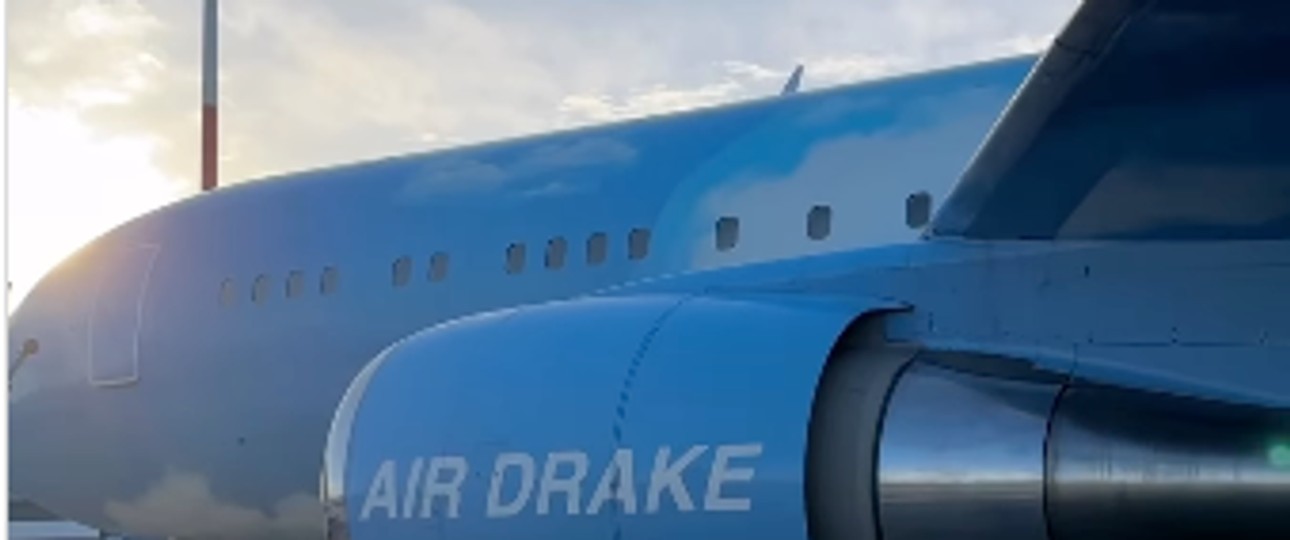 Air Drake in Hamburg: Das Flugzeug ist seit dem 21. September in Hamburg.