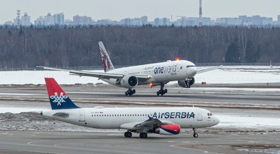 Flugzeuge von Qatar Airways und Air Serbia am Flughafen Moskau-Scheremetjewo (Archivbild aus 2022): Auch heute fliegen viele internationale Airlines nach Moskau.