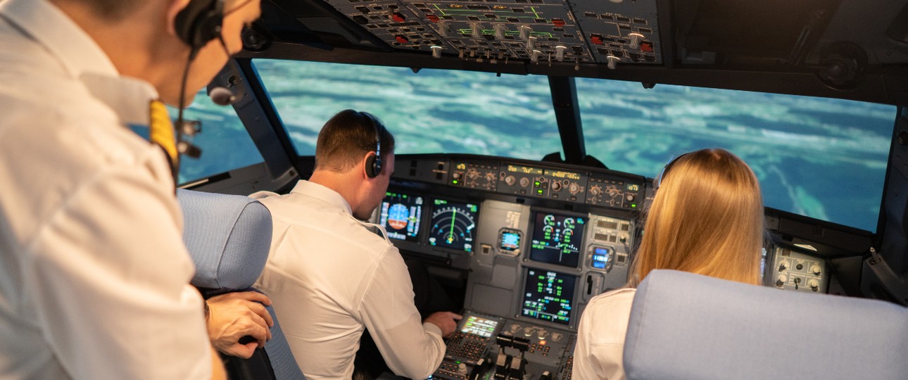 Lufthansa-Piloten im Flugsimulator: Kündigungen sollen vermieden werden.
