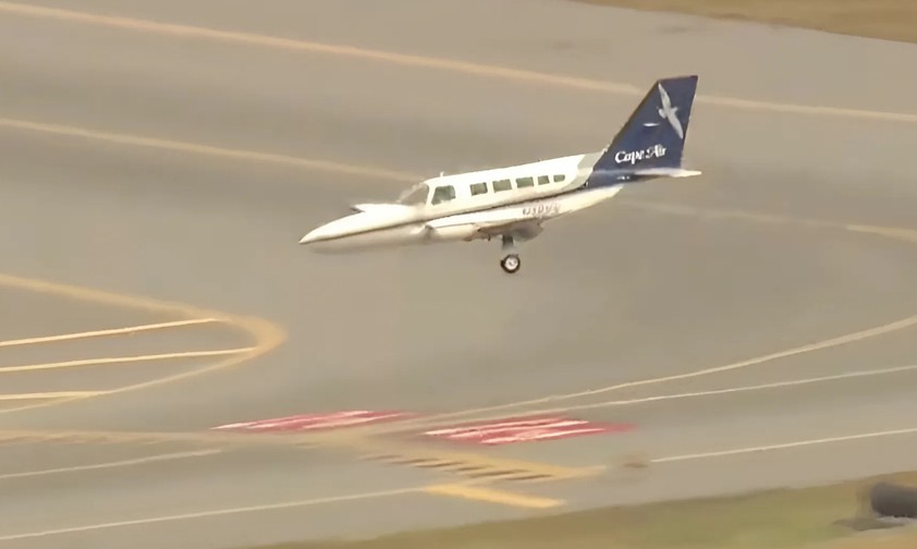 Passagierflugzeug landet in Boston auf nur einem Fahrwerk
