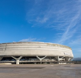 Das Ende der 1960er-Jahre vom französischen Architekten Paul Andreu entworfene Terminal 1 ist ein symbolträchtiges Projekt des Flughafens Paris-Charles de Gaulle. Es wurde am 8. März 1974 eingeweiht.