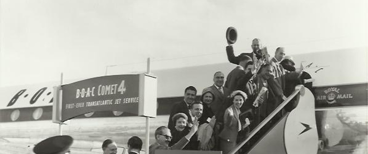 Passagiere steigen am 4. Oktober 1958 in die De Havilland Comet 4.