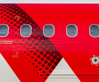 Fensterpartie eines Superjet 100 von Red Wings: Der Flottennachschub verzögert sich.