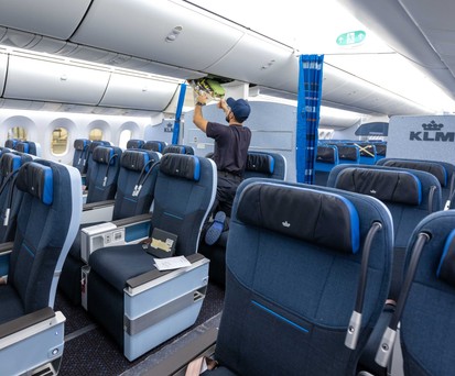 Ein Techniker installiert Premium-Economy -Sitze bei KLM: Die Airline kündigt Veränderungen für ihre Boeing-Langstreckenkabine an.