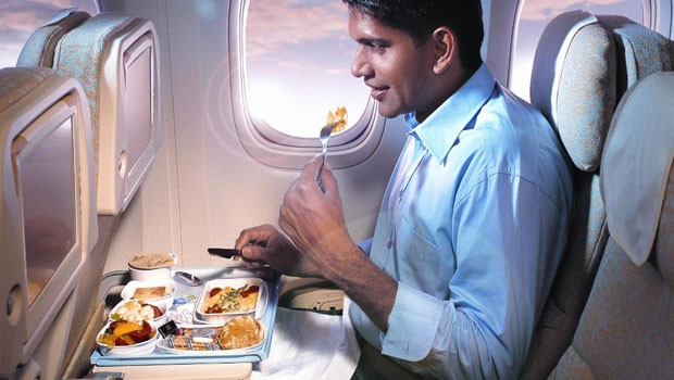 Selbst in der Economy von Etihad fühlen sich die Passagiere wie im Restaurant: Sie dürfen sich von einer Karte drei Gerichte aussuchen.