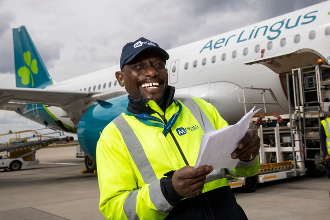 Mitarbeitender von Menzies Aviation: zehn goldenen Regeln für die Arbeitsweise.