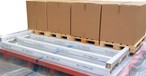 Handelsübliche Holzpaletten auf den neuartigen Kartonkufen: Am Ende wird die Fracht von oben mit einem Netz festgezurrt.