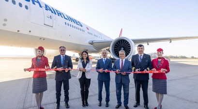 Eröffnung der Strecke Istanbul-Sevilla: Turkish-Alines-Chef Ahmet Bolat (2.v.r.) neben dem türkischen Verkehrsminister Abdulkadir Uraloğlu (3.v.r.) und Vertretenden der Airline und dem Flughafen.