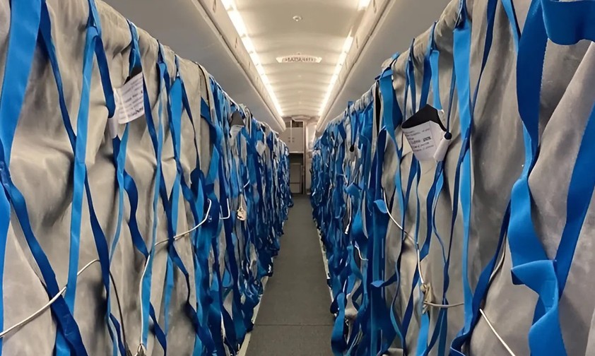 'Class F Quick Change'-Lösung in einer Embraer E195: Kabine wird zum Frachtraum.