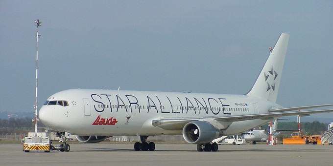 In Kooperation mit Lufthansa und Star Alliance: Boeing 767 von Lauda Air.