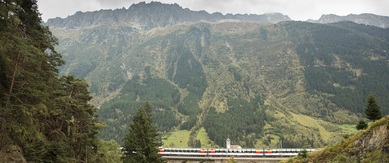 Zug in den Schweizer Alpen: Swiss und die Schweizerischen Bundesbahnen kooperieren.