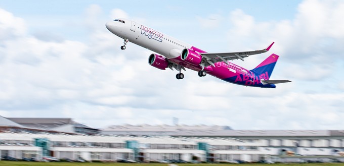 Wizz Air stellte zum 1. September 2025 den Betrieb von Wizz Air Abu Dhabi ein. Die Airline nannte als Gründewiederkehrende Probleme mit der Triebwerksleistung in heißen Klimazonen, geopolitische Spannungen mit wiederholten Luftraumsperrungen sowie regulatorische Hürden. Wizz Air Abu Dhabi war 2020 als Joint Venture mit dem Staatsfonds Abu Dhabi Developmental Holding gegründet worden.