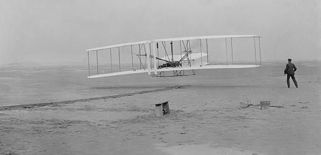 Der große Tag: Am 17. Dezember 1903 flog die Flugmaschine der Gebrüder Wright in Kitty Hawk, North Carolina, das erste Mal.