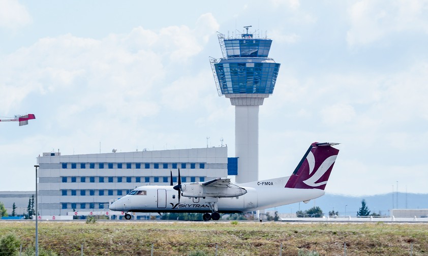 Die Dash 8-100 auf dem Zwischenstopp in Athen: Eine lange Reise quer durch die Welt.
