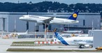 Die D-AIPA überfliegt zum Abschied das Airbus-Werk in Hamburg-Finkenwerder.