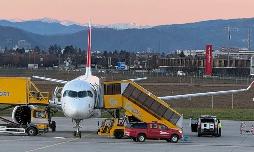 Der Airbus A220 von Swiss in Graz: Das Triebwerk wird demontiert.