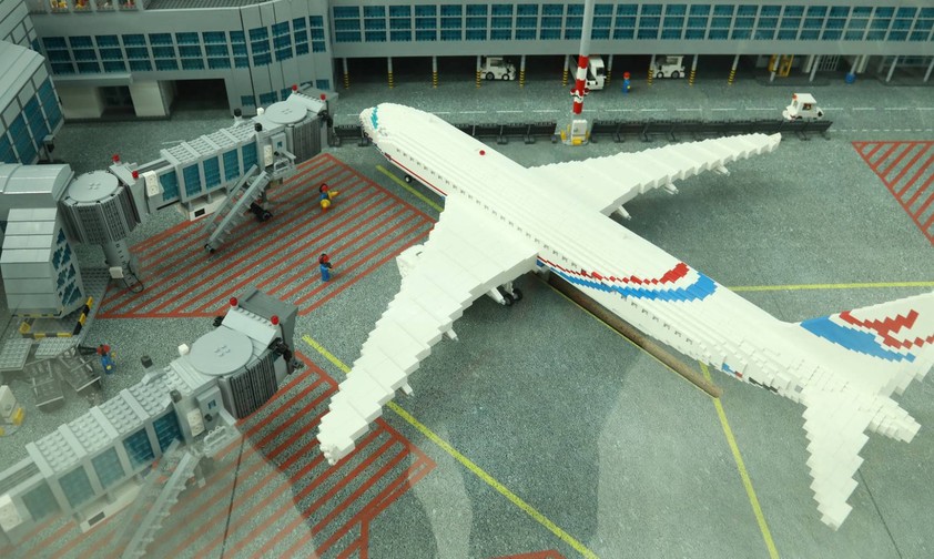 Flugzeug und Flughafen aus Lego-Steinen: Ende Februar macht der Konzern seine Business-Airline dicht.