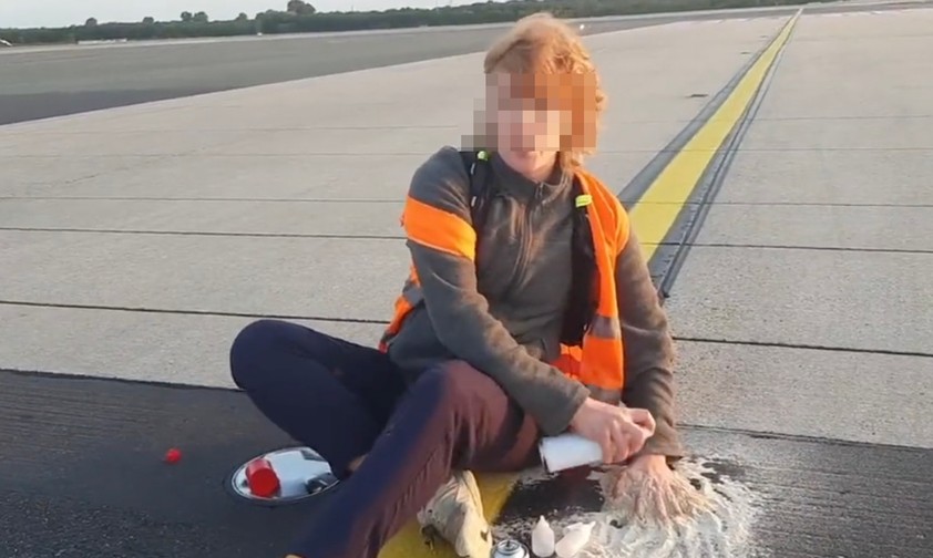 Aktivistin in Düsseldorf: Die Aktion stört den Flugverkehr massiv.