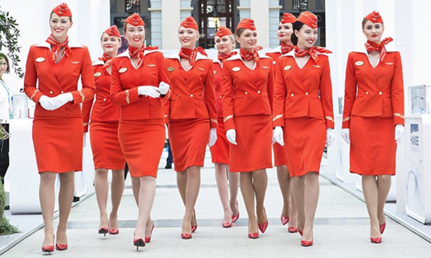 Outfit von Aeroflot: Nicht jede Stewardess hat Gardemaß.