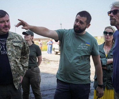 Der ukrainische Unternehmer und Politiker David Arakhamia mit Richard Branson am Flughafen Hostomel: Dort ließ sich ...