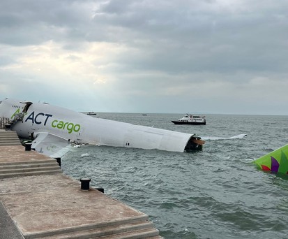 Die Boeing 747 von Air ACT im Wasser: Die Crew überlebte.