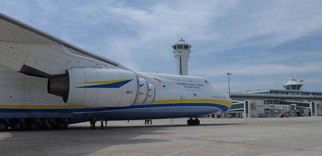 Die An-225 ist ein Gigant mit einer Länge von 84 Metern.