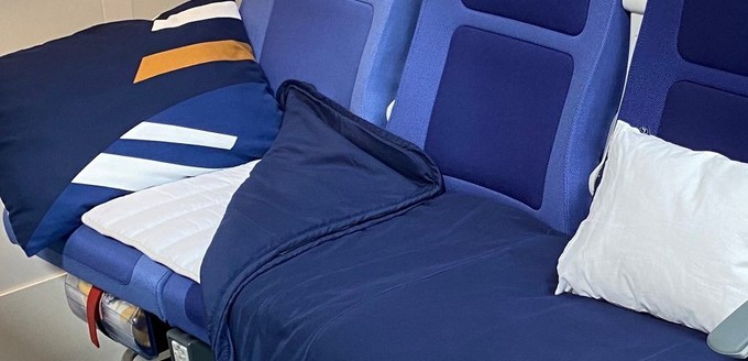 Lufthansas «Sleeper’s Row»: Kissen, Decke und Auflage aus der Business Class.