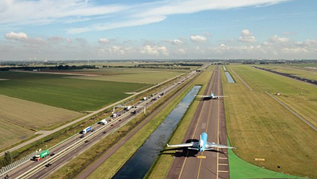 Die DC-10 war auch bei KLM die Vorgängerin der MD-11. Sie wurde ab 1986 von McDonnell Douglas konzipiert. Sie ist länger, hat größere Tragflächen aber ein kleineres Seitenleitwerk.