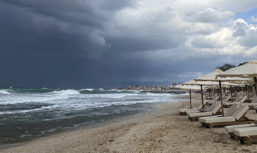 Strand in der Nähe von Heraklion (Archivbild): Am Freitag verhinderte das Wetter etliche Landungen am Flughafen.