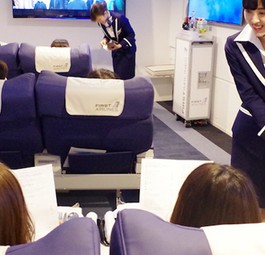 Reise mit First Airlines: Kein Flugzeug, aber Flugbegleiterinnen.