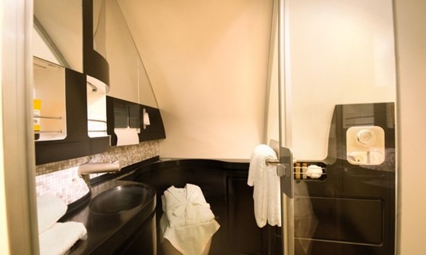 ...ein eigenes Badezimmer mit Dusche. Am 27. Dezember geht die Etihad-Residence zum ersten Mal mit Luxusgästen und Butler in die Lüfte.