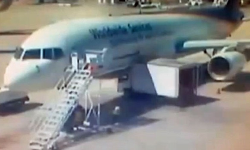 Laster kracht ungebremst in Boeing 757