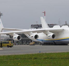 Die Antonov An-225 am Flughafen Linz: Kam aus Istanbul.