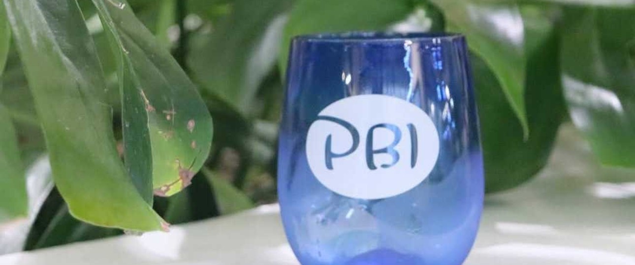 Glas vom mit dem Airportkürzel PBI: Mit der Umbenennung in Donald J. Trump Airport verliert der Airport auch das Kürzel PBI.