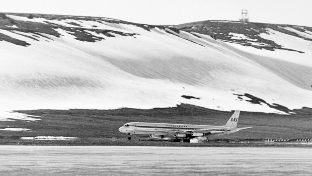 Ab 1960 kam auch die DC-8 hinzu. Eine Maschine landet auf diesem Bild von 1977 auf der Thule Air Base in Grönland.