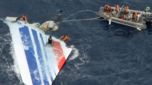 Rettungskräfte finden Anfang Juni 2009 die Heckflosse: Piloten sind aufgebracht.