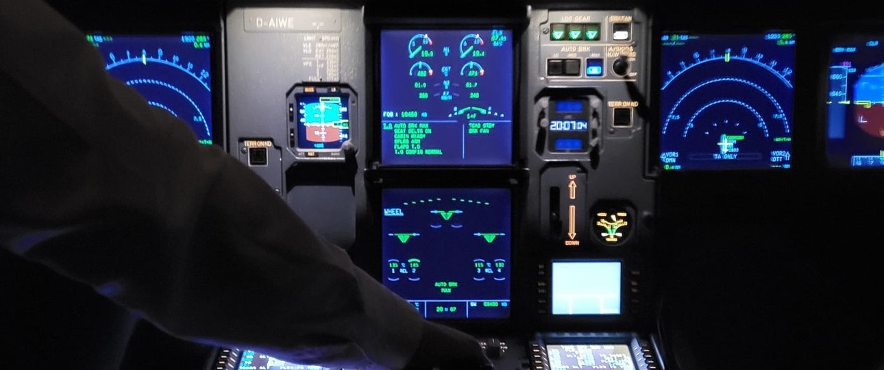 Cockpit in der Nacht: Wie sind Pilotinnen und Piloten angestellt?
