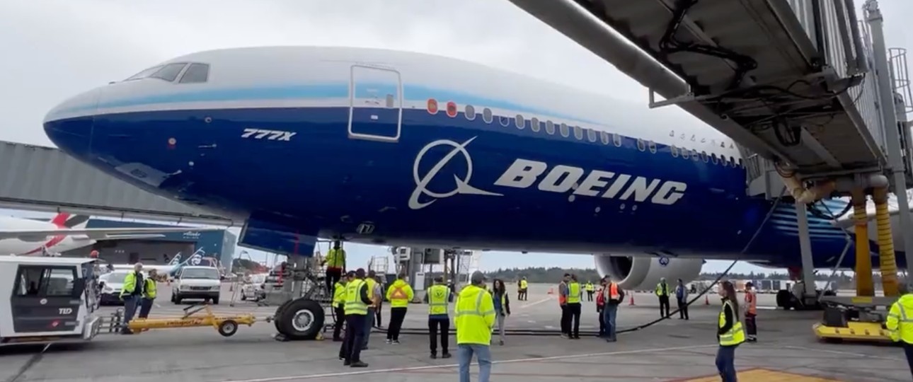 Die Boeing 777-9, die größere Variante der 777X am am Gate in Seattle/Tacoma: Passt.