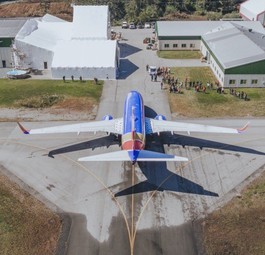Eine Boeing 737-700 von Southwest: Das Flugzeug wird zum Large Air Tanker (LAT) umgebaut.