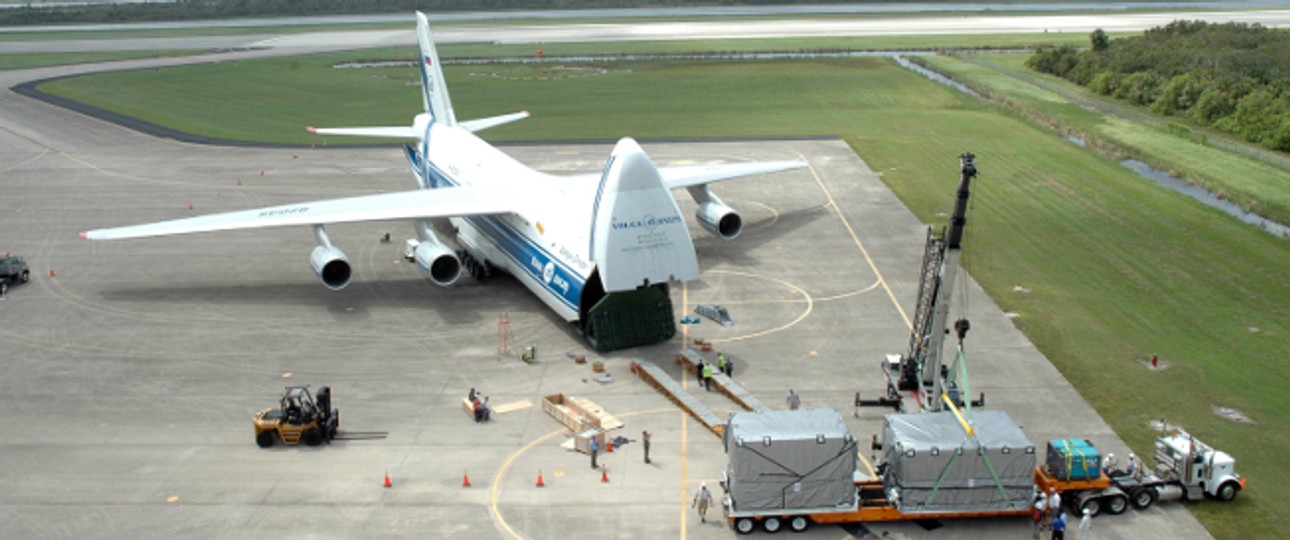 Die Antonov An-124 wurde von Chefdesigner Viktor Tolmachev entworfen.